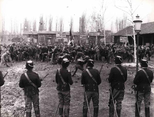 Scena del film "I Compagni" - Regia Mario Monicelli - 1963 - Una folla di attori non identificati protesta contro le forze dell'ordine