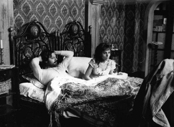 Scena del film "I Compagni" - Regia Mario Monicelli - 1963 - L'attore Marcello Mastroianni e l'attrice Gabriella Giorgelli a letto