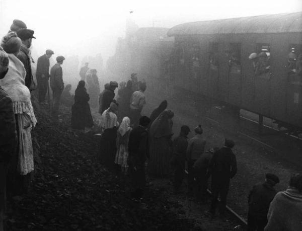 Scena del film "I Compagni" - Regia Mario Monicelli - 1963 - Attori non identificati vicino ad un treno