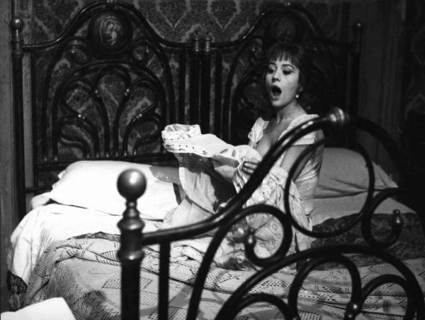 Scena del film "I Compagni" - Regia Mario Monicelli - 1963 - L'attrice Gabriella Giorgelli seduta sul letto