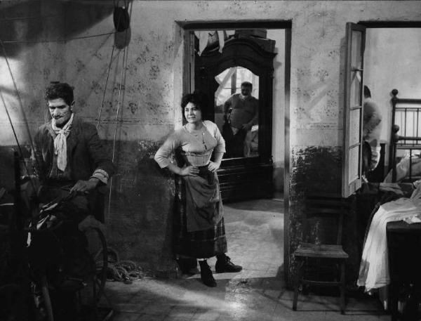 Scena del film "I Compagni" - Regia Mario Monicelli - 1963 - Attori non identificati in una stanza