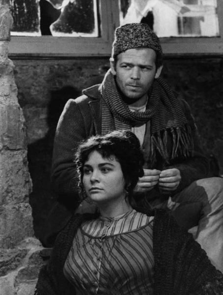 Scena del film "I Compagni" - Regia Mario Monicelli - 1963 - L'attore Renato Salvatori e un'attrice non identificata accanto ad un muro