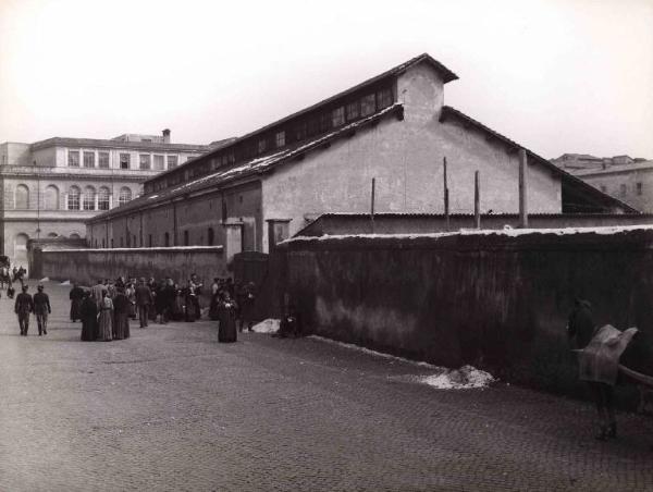Scena del film "I Compagni" - Regia Mario Monicelli - 1963 - Attori non identificati all'esterno di una fabbrica