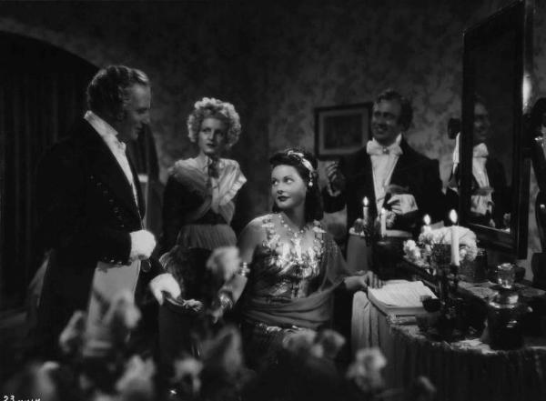Scena del film "La Compagnia della teppa" - Regia Corrado D'Errico - 1941 - L'attore Corrado Racca, l'attrice Maria Denis e due attori non identificati in una stanza