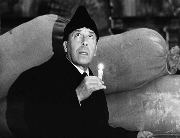 Scena del film "Il Compagno Don Camillo" - Regia Luigi Comencini - 1965 - L'attore Fernandel con una candela in mano