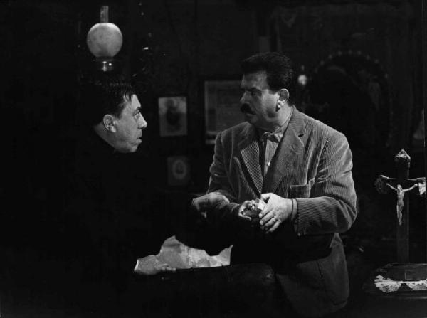 Scena del film "Il Compagno Don Camillo" - Regia Luigi Comencini - 1965 - Gli attori Fernandel e Gino Cervi parlano tra loro