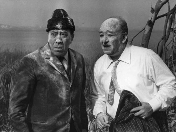 Scena del film "Il Compagno Don Camillo" - Regia Luigi Comencini - 1965 - Gli attori Fernandel e Saro Urzì sporchi di farina