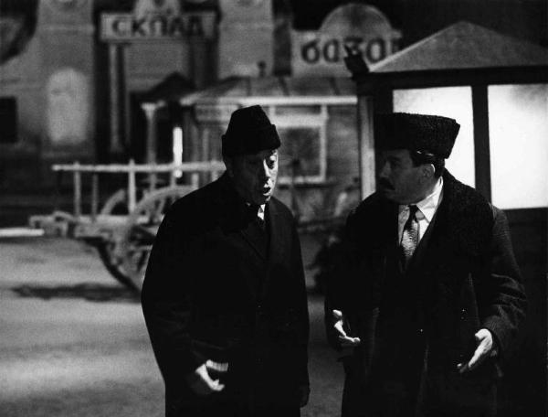 Scena del film "Il Compagno Don Camillo" - Regia Luigi Comencini - 1965 - Gli attori Fernandel e Gino Cervi discutono in strada