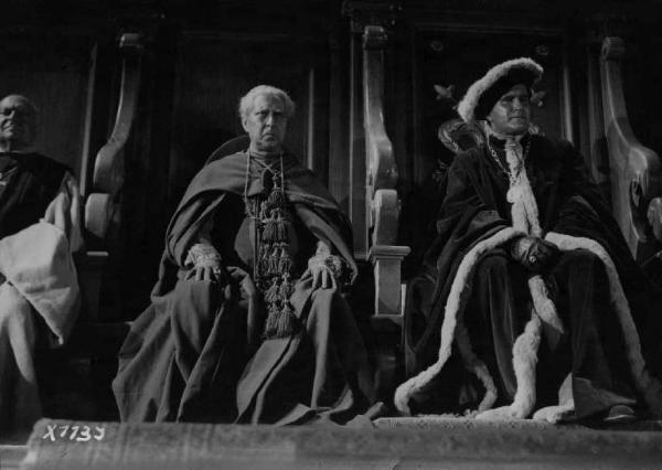 Scena del film "Condottieri" - Regia Luis Trenker - 1937 - Due attori non identificati e l'attore Luis Trenker siedono su troni di legno