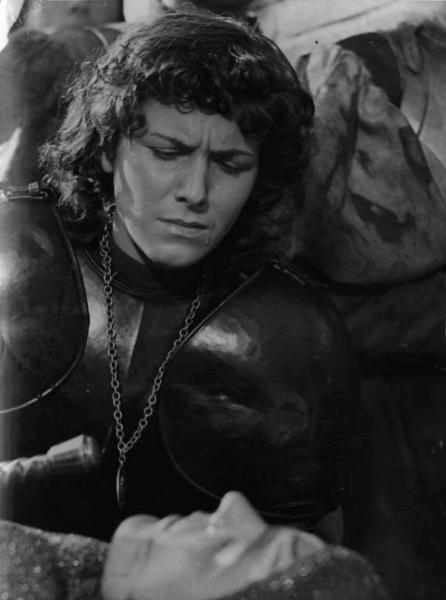Scena del film "Condottieri" - Regia Luis Trenker - 1937 - L'attrice Ethel Maggi, in armatura, piange