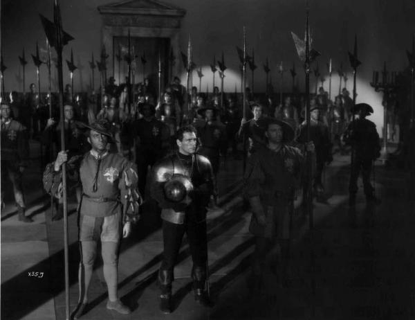 Scena del film "Condottieri" - Regia Luis Trenker - 1937 - L'attore Luis Trenker in armatura con altri attori non identificati