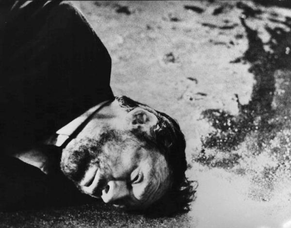 Scena del film "La Confessione" - Regia Constantin Costa-Gavras - 1970 - Primo piano dell'attore Yves Montand steso a terra