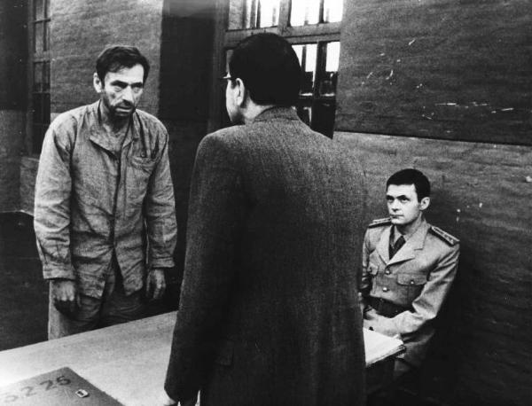 Scena del film "La Confessione" - Regia Constantin Costa-Gavras - 1970 - L'attore Yves Montand in piedi davanti a un attore non identificato