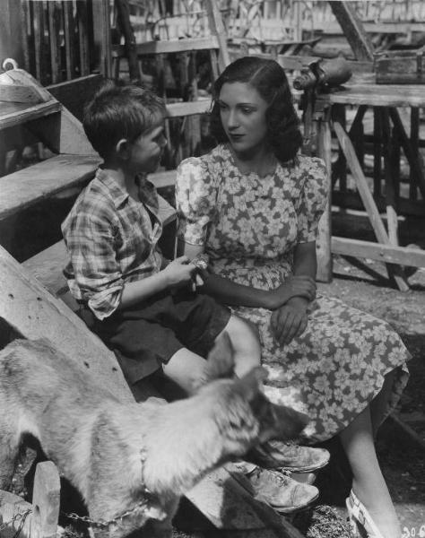 Scena del film "Confessione" - Regia Flavio Calzavara - 1941 - L'attrice Vanna Martines seduta accanto a un bambino