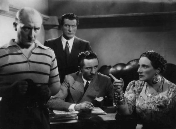 Scena del film "Confessione" - Regia Flavio Calzavara - 1941 - Accanto a due attori non identificati, l'attore Nico Pepe ascolta l'attrice Giovanna Scotto