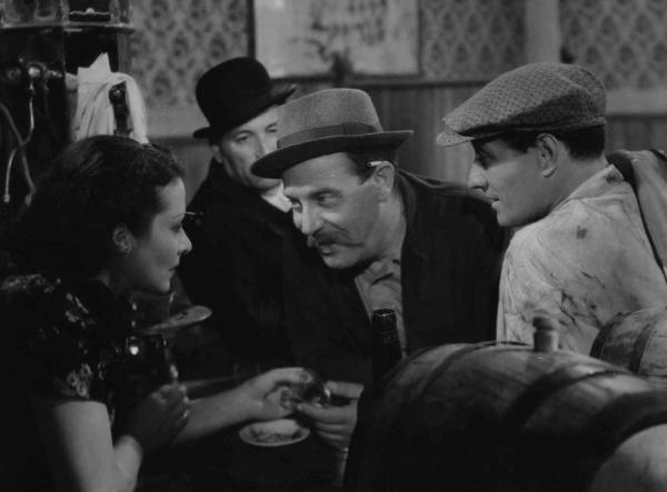 Scena del film "Confessione" - Regia Flavio Calzavara - 1941 - L'attore Guglielmo Sinaz parla al bancone con un'attrice non identificata