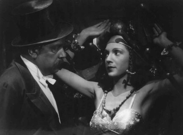 Scena del film "Confessione" - Regia Flavio Calzavara - 1941 - L'attore Guglielmo Sinaz accanto all'attrice Vanna Martines