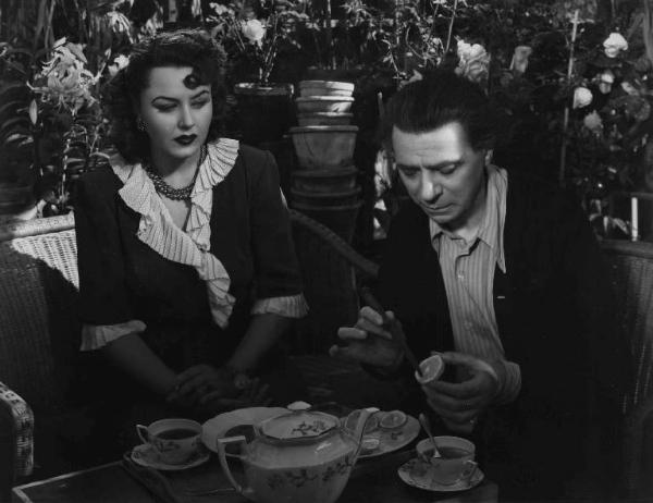 Scena del film "Confessione" - Regia Flavio Calzavara - 1941 - L'attrice Paola Barbara siede accanto all'attore Aldo Silvani