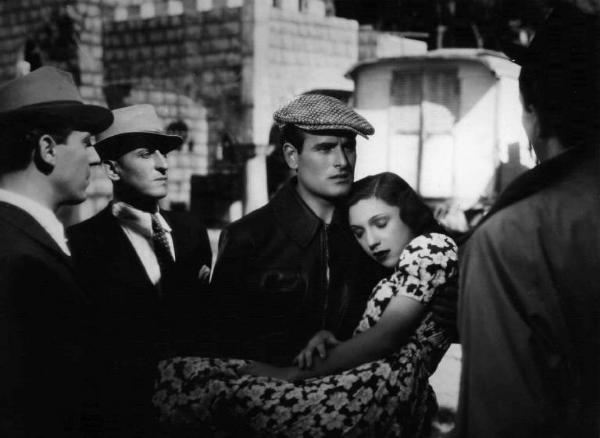 Scena del film "Confessione" - Regia Flavio Calzavara - 1941 - L'attore Friedrich Benfer tiene in braccio l'attrice Vanna Martines, attorniato da tre attori non identificati