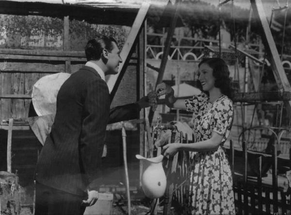 Scena del film "Confessione" - Regia Flavio Calzavara - 1941 - Un attore non identificato porge dell'uva all'attrice Vanna Martines