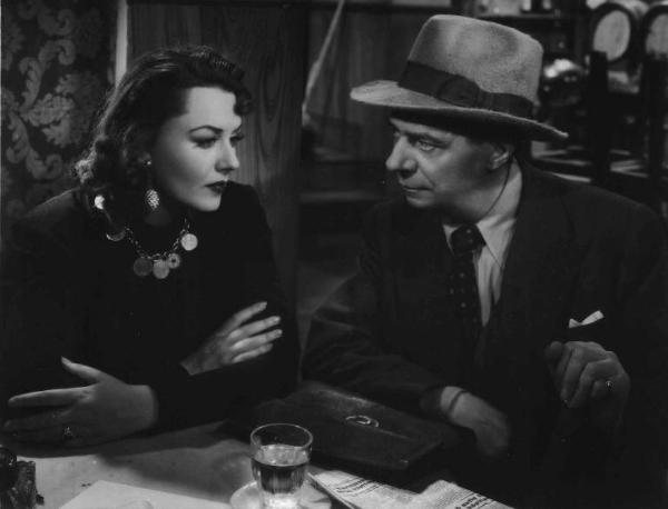 Scena del film "Confessione" - Regia Flavio Calzavara - 1941 - L'attrice Paola Barbara e l'attore Aldo Silvani seduti al tavolo