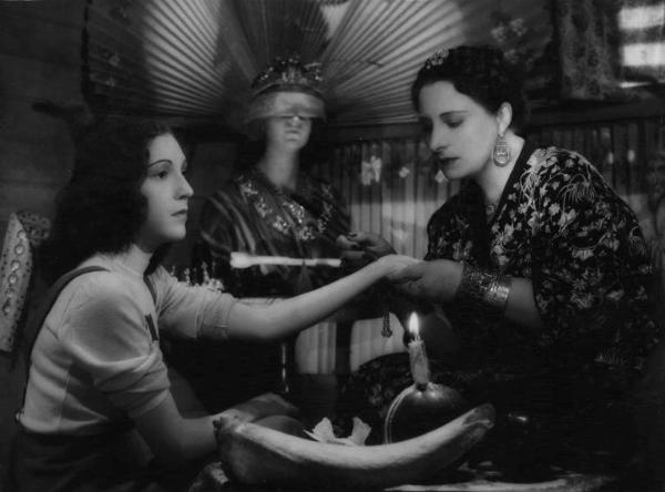 Scena del film "Confessione" - Regia Flavio Calzavara - 1941 - L'attrice Vanna Martines si fa leggere la mano dall'attrice Giovanna Scotto