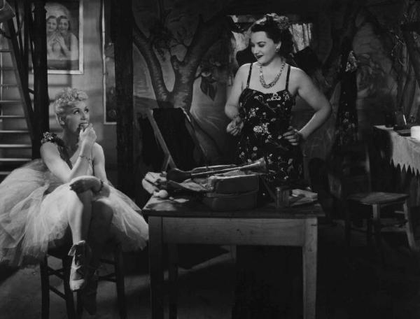 Scena del film "Confessione" - Regia Flavio Calzavara - 1941 - Un'attrice non identificata e l'attrice Paola Barbara si guardano complici