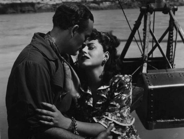 Scena del film "Confessione" - Regia Flavio Calzavara - 1941 - L'attore Friedrich Benfer abbraccia appassionatamente l'attrice Paola Barbara