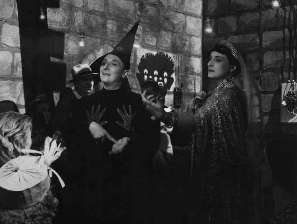 Scena del film "Confessione" - Regia Flavio Calzavara - 1941 - Un attore non identificato e l'attrice Giovanna Scotto mentre recitano un ruolo davanti al pubblico