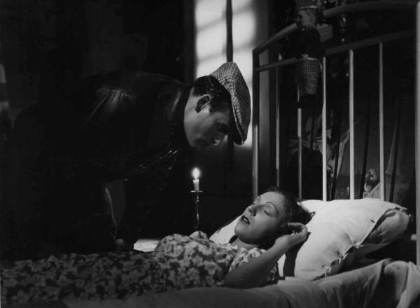 Scena del film "Confessione" - Regia Flavio Calzavara - 1941 - L'attore Friedrich Benfer si china verso l'attrice Vanna Martines mentre dorme