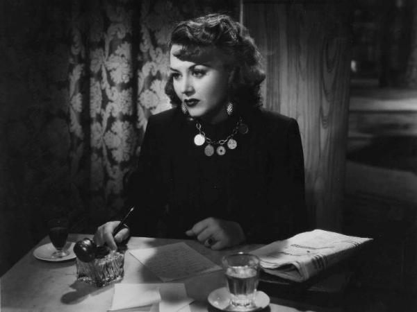 Scena del film "Confessione" - Regia Flavio Calzavara - 1941 - L'attrice Paola Barbara scrive una lettera