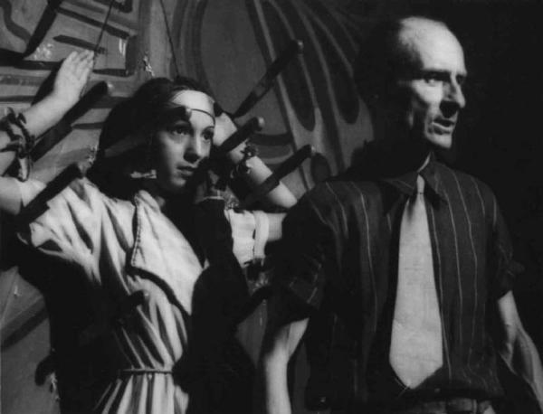 Set del film "Confessione" - Regia Flavio Calzavara - 1941 - L'attrice Vanna Martines nel numero dei coltelli accanto al regista Flavio Calzavara