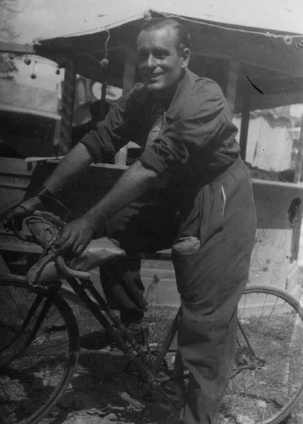 Set del film "Confessione" - Regia Flavio Calzavara - 1941 - L'attore Friedrich Benfer in bicicletta