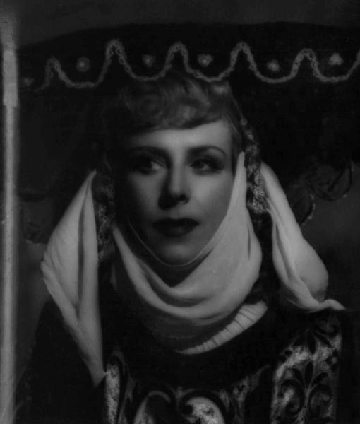 Scena del film "La Congiura dei Pazzi" - Regia Ladislao Vajda - 1940 - L'attrice Alanova in un primo piano