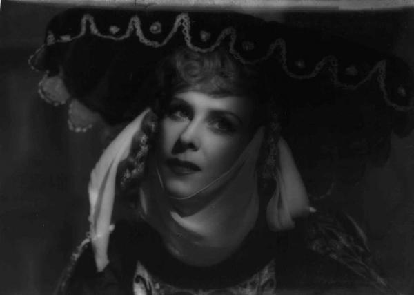 Scena del film "La Congiura dei Pazzi" - Regia Ladislao Vajda - 1940 - L'attrice Alanova in un primo piano