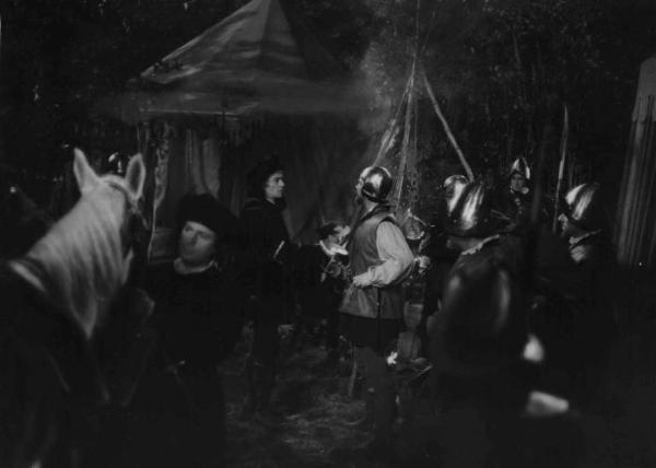 Scena del film "La Congiura dei Pazzi" - Regia Ladislao Vajda - 1940 - Attori non identificati in un accampamento militare
