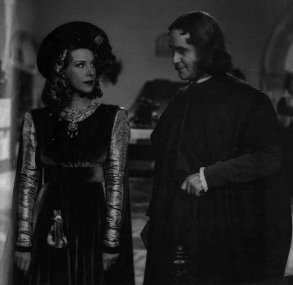 Scena del film "La Congiura dei Pazzi" - Regia Ladislao Vajda - 1940 - L'attrice Alanova e l'attore Carlo Tamberlani si osservano
