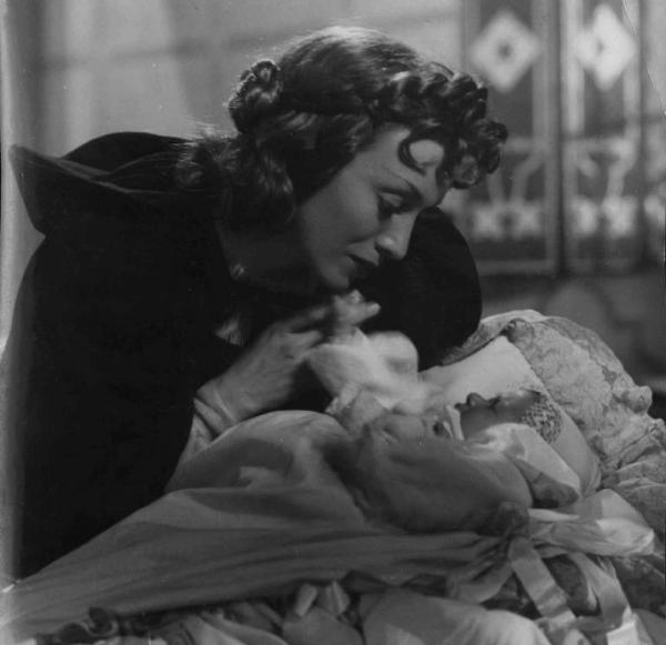Scena del film "La Congiura dei Pazzi" - Regia Ladislao Vajda - 1940 - L'attrice Conchita Montenegro coccola un neonato