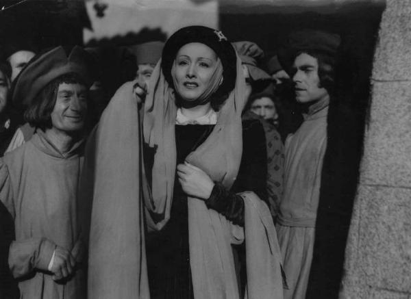 Scena del film "La Congiura dei Pazzi" - Regia Ladislao Vajda - 1940 - L'attrice Laura Nucci in un esterno, attorniata da attori non identificati