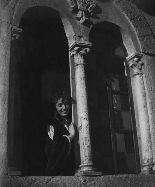 Scena del film "La Congiura dei Pazzi" - Regia Ladislao Vajda - 1940 - L'attrice Conchita Montenegro affacciata alla finestra