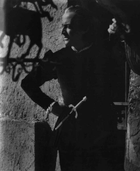 Scena del film "La Congiura dei Pazzi" - Regia Ladislao Vajda - 1940 - L'attore Osvaldo Valenti in piedi accanto a un muro