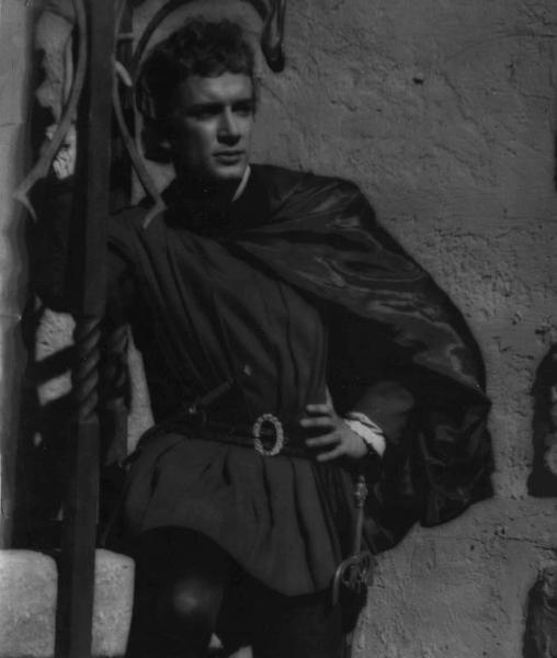 Scena del film "La Congiura dei Pazzi" - Regia Ladislao Vajda - 1940 - L'attore Leonardo Cortese in piedi accanto a un muro