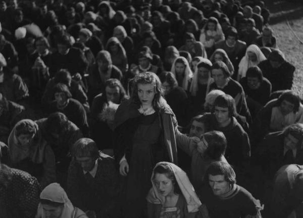 Scena del film "La Congiura dei Pazzi" - Regia Ladislao Vajda - 1940 - L'attrice Conchita Montenegro in piedi tra la folla
