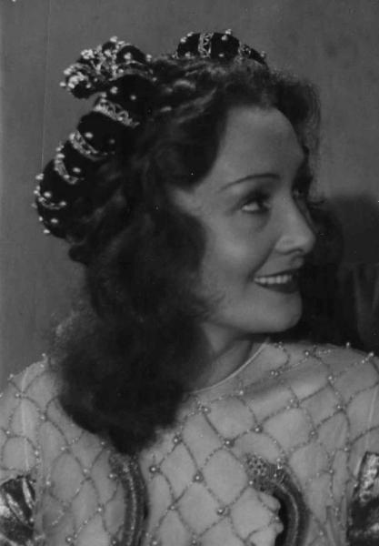 Scena del film "La Congiura dei Pazzi" - Regia Ladislao Vajda - 1940 - L'attrice Laura Nucci in un primo piano