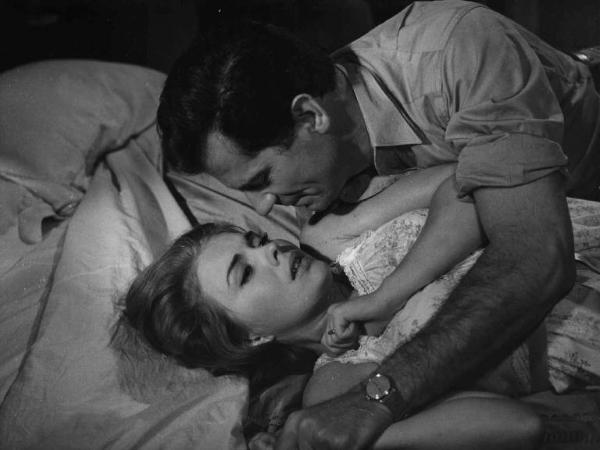Scena del film "Congo vivo" - Regia Giuseppe Bennati - 1961- L'attrice Jean Seberg e l'attore Gabriele Ferzetti stesi su letto