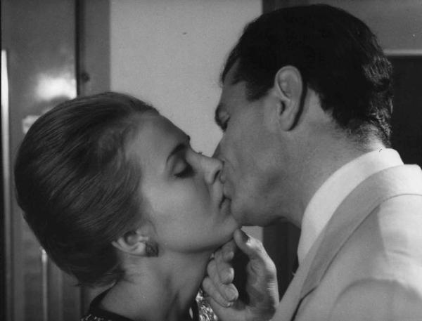 Scena del film "Congo vivo" - Regia Giuseppe Bennati - 1961- L'attrice Jean Seberg e l'attore Gabriele Ferzetti si baciano