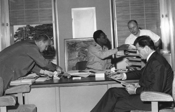 Set del film "Congo vivo" - Regia Giuseppe Bennati - 1961- Membri dello staff tecnico sistemano la scena per il generale Joseph Mobutu e l'attore Gabriele Ferzetti