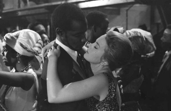 Scena del film "Congo vivo" - Regia Giuseppe Bennati - 1961- Un attore non identificato e l'attrice Jean Seberg ballano