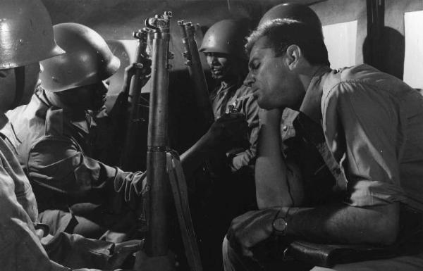 Scena del film "Congo vivo" - Regia Giuseppe Bennati - 1961- Un soldato accende la sigaretta all'attore Gabriele Ferzetti