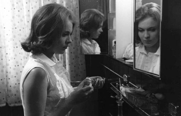 Scena del film "Congo vivo" - Regia Giuseppe Bennati - 1961- L'attrice Jean Seberg in piedi in bagno mentre prende delle pillole